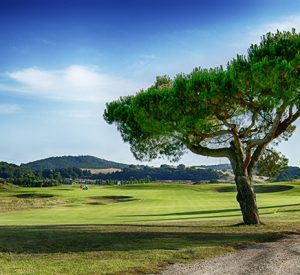 Die 15te Spielbahn des Golfclubs Terre dei Consoli mit Blick auf das hügelige Hinterland.