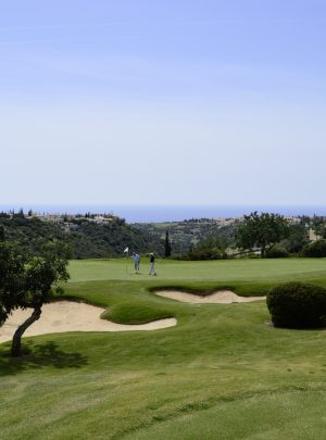 Das zweite Grün des Golfplatzes im Aphrodite Hills Resort bietet einen schönen Blick auf das Mittelmeer.