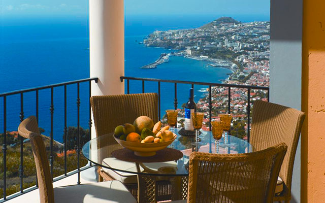 SunnyEscapes_portugal_madeira_Funchal_palheiro-village_Balkon_Blick-auf-Funchal_long-stay