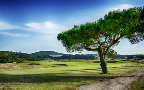 Die 15te Spielbahn des Golfclubs Terre dei Consoli mit Blick auf das hügelige Hinterland.