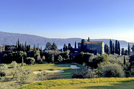 Der Platz von Golf Bogliaco am Gardasee bietet neben authentischem Golf immer wieder herrliche Ausblicke