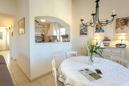 Das Esszimmer im Apartment mit zwei Schlafzimmern in Les Domaines de Saint-Endréol