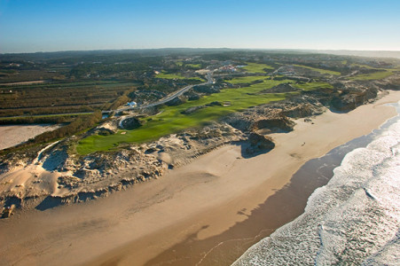 Eine Spielbahn des Golfplatzes Praia D'el Rey Der Golfplatz Praia D'el Rey