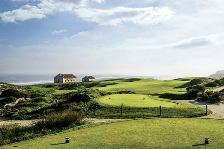 Praia d'El Rey Fairway mit altem Gemäuer Praia D'El Rey Golfplatz
