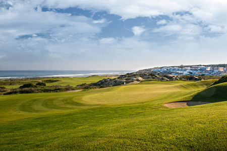 Eine Spielbahn des Golfplatzes Praia D'el Rey Der Golfplatz Praia D'el Rey