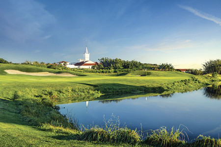 Golfplatz Praia d'El Rey Fairway mit Wasserhindernis Praia d'El Rey Golfplatz