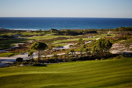 Eine Spielbahn des West Cliffs Golf Course im Praia d'el Rey Golf Resort Der West Cliffs Golf Course