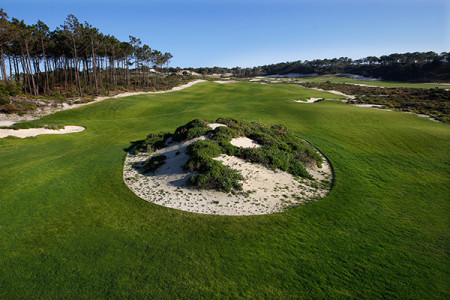 Eine Spielbahn des West Cliffs Golf Course im Praia d'el Rey Golf Resort Der West Cliffs Golf Course
