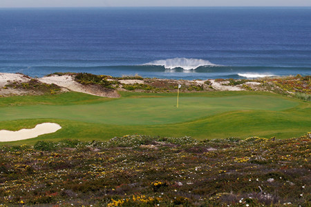 Eine Spielbahn des West Cliffs Golf Course im Praia d'el Rey Golf Resort Der West Cliffs Golf Course