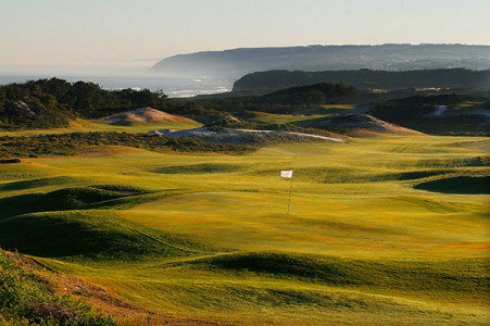 Eine Spielbahn des West Cliffs Golf Course im Praia d'el Rey Golf Resort Der West Cliffs Golf Course