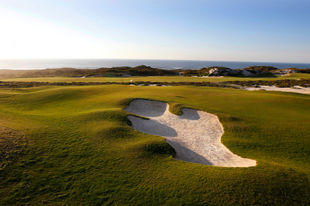 Eine Spielbahn des West Cliffs Golf Course im Praia d'el Rey Golf Resort Der West Cliffs Golf Course