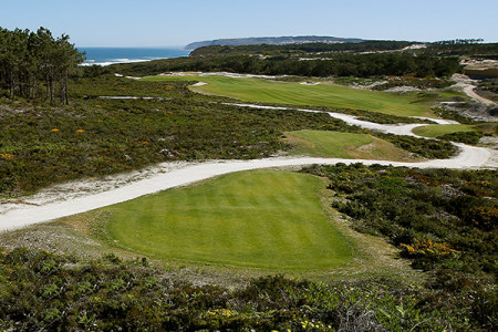 Eine Spielbahn des West Cliffs Golf Course im Praia d'el Rey Golf Resort Die Anlage von West Cliffs