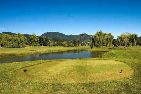 Golf Terme di Galzignano Abschlag Abschlag mit Wasserhindernis